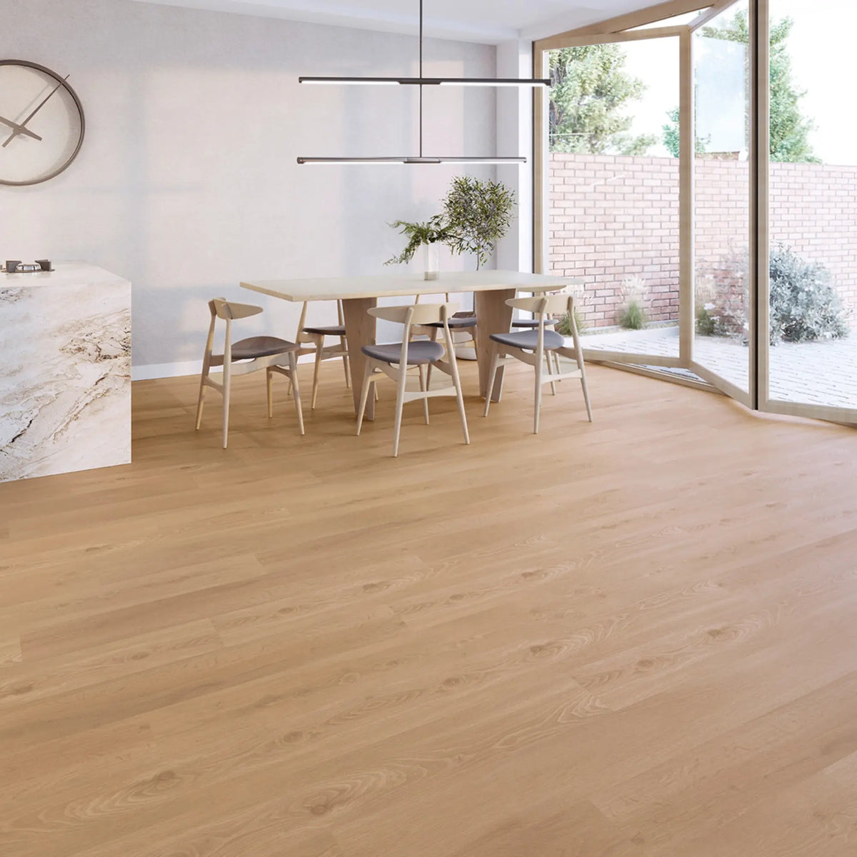 JOKA Design 340 Dryback 2876 Tawny Oak Klebevinyl in warmer Eichenoptik in einem hellen Essbereich