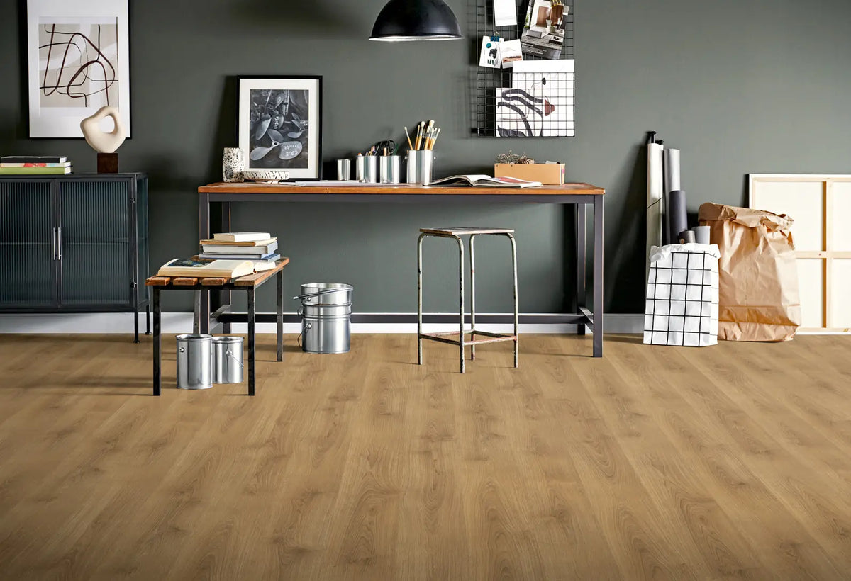 JOKA Manhattan 332NP 3821 Oak tradition Laminat in einem Arbeitszimmer mit dunkler Wandgestaltung
