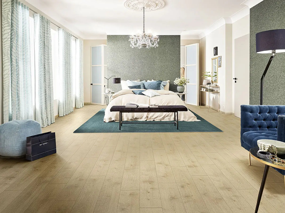 JOKA Manhattan City 432NP 5520 Oak tradition sand Laminat in einem hell eingerichteten Schlafzimmer