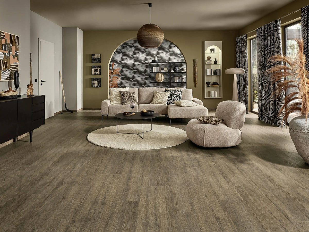 JOKA Skyline 532WP 5818 Oak chalet brown Laminat in einem modern eingerichteten Wohnzimmer
