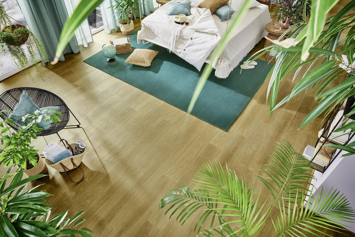 JOKA Xplora NEXT 833 Finesse 8655 Oak infinity gold in einem begrünten Schlafzimmer aus der Vogelperspektive